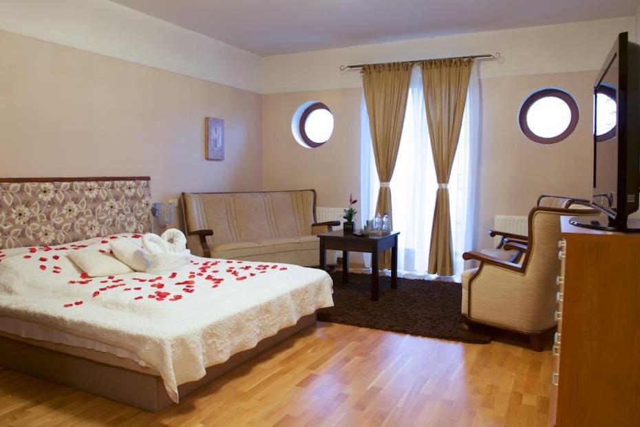 Hotel Radzewice Bagian luar foto
