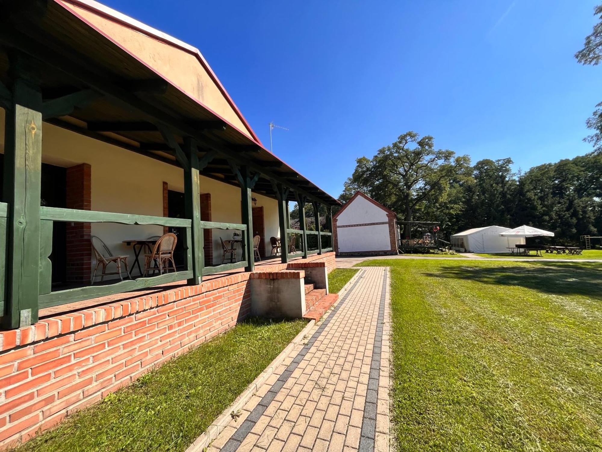 Hotel Radzewice Bagian luar foto