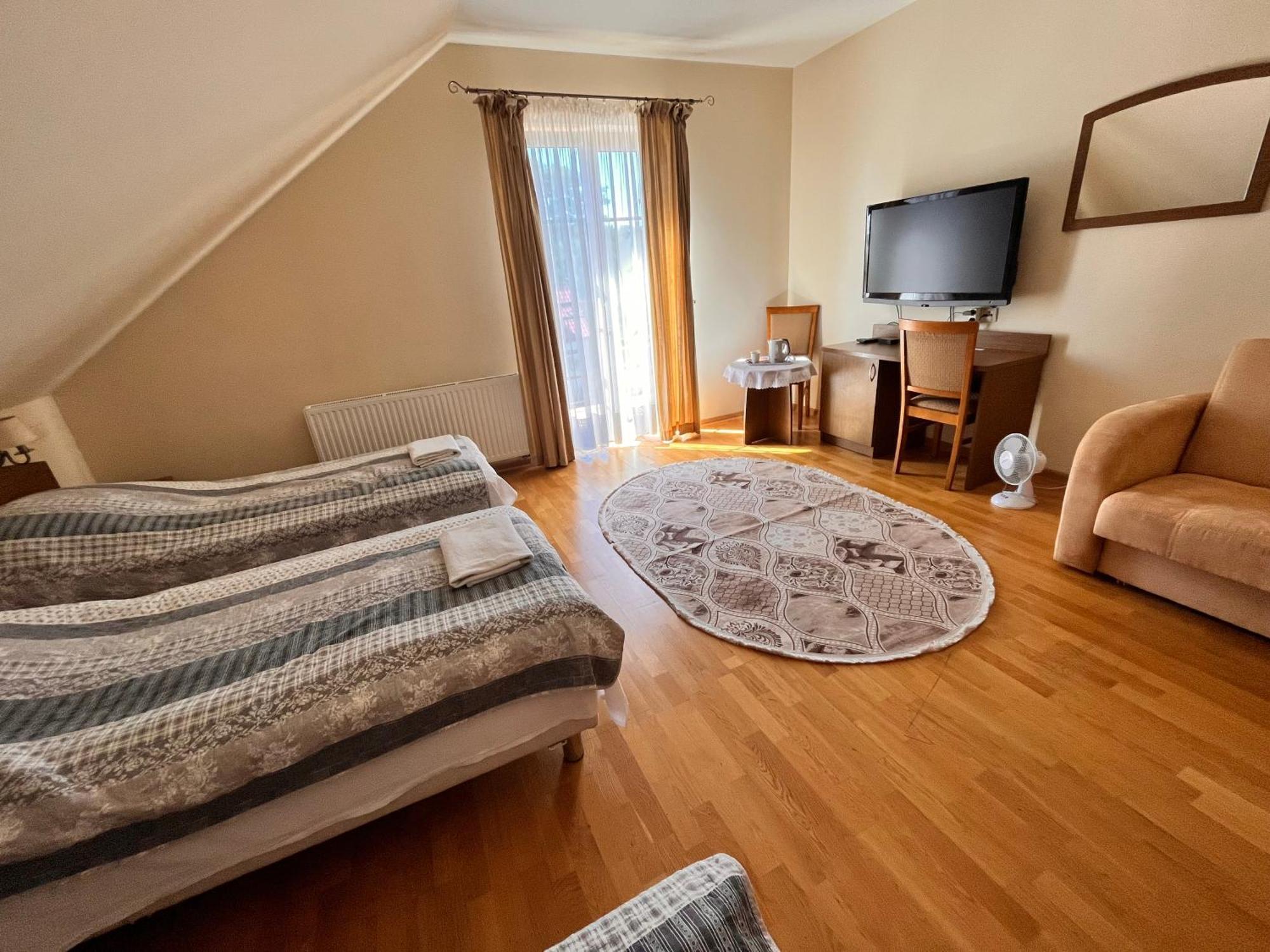 Hotel Radzewice Bagian luar foto
